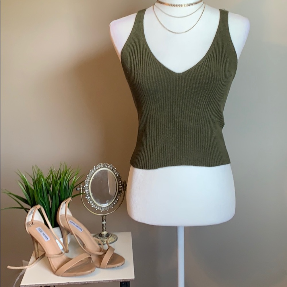 3/$15💕 ✂️crop top by Windsor